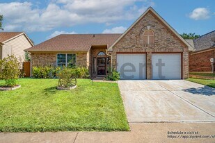 6724 Mountain Cedar Ln in Dallas, TX - Building Photo