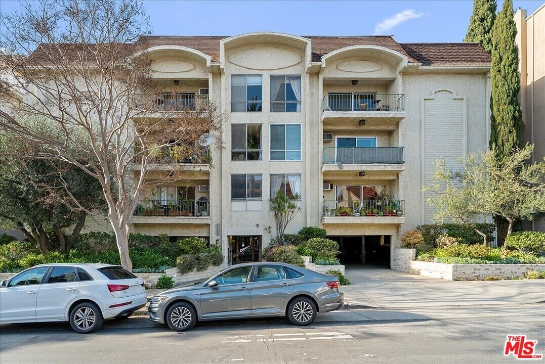 11733 Goshen Ave in Los Angeles, CA - Building Photo