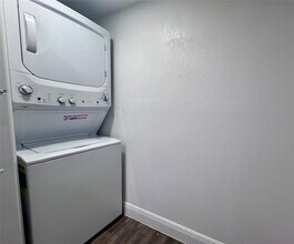 17350 NW 68th Ave, Unit 300-312 in Hialeah, FL - Building Photo - Building Photo