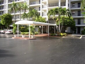 4015 W Palm Aire Dr in Pompano Beach, FL - Building Photo - Building Photo