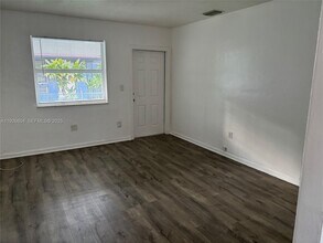 2520 NE 181st St in North Miami Beach, FL - Building Photo - Building Photo