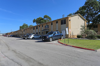 Vista Verde in Mesquite, TX - Foto de edificio - Building Photo