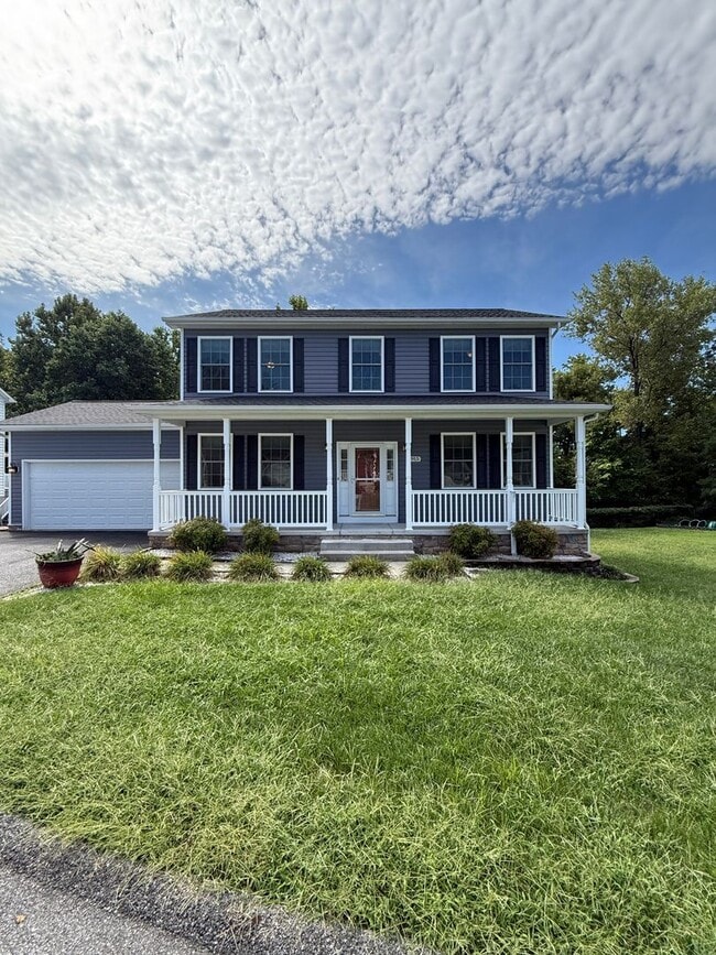 property at 8915 Whitecliff Ln
