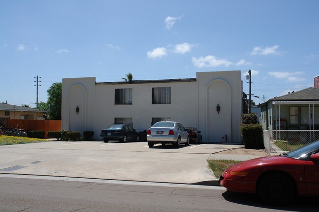 1965 Hornblend St in San Diego, CA - Foto de edificio - Building Photo