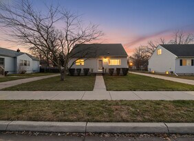 8204 Toepfer Rd in Warren, MI - Building Photo