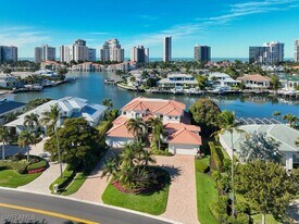 4419 Crayton Rd in Naples, FL - Building Photo