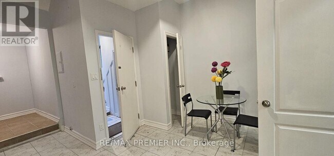 103-1643 ST CLAIR Ave in Toronto, ON - Building Photo - Building Photo
