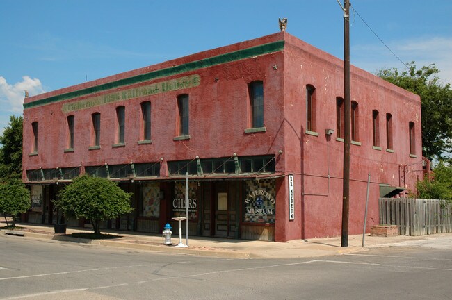 419 E Henderson St in Cleburne, TX - Building Photo - Building Photo