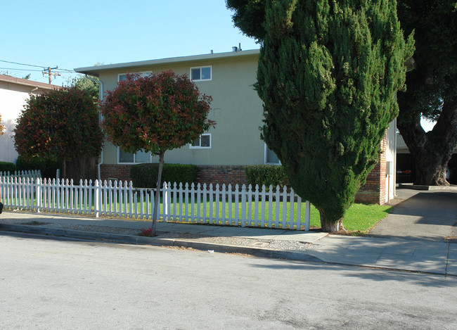 611 Bryan Avenue in Sunnyvale, CA - Foto de edificio - Building Photo