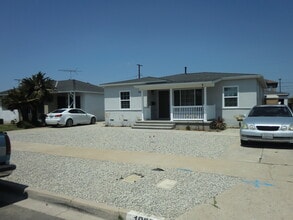 1907 W 154th Pl, Unit B in Gardena, CA - Foto de edificio - Building Photo