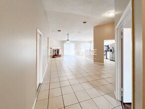 8055 International Village Dr in Jacksonville, FL - Foto de edificio - Building Photo