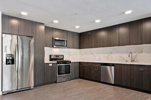 5750 Hollywood Blvd, Unit 232 in Los Angeles, CA - Building Photo