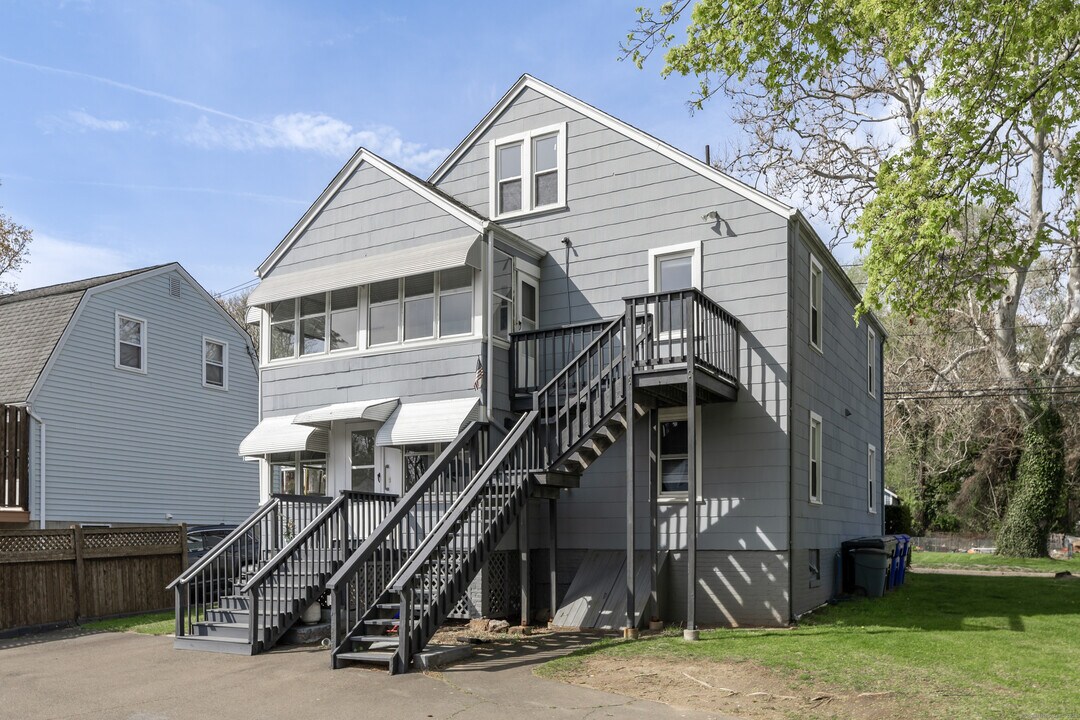 46 Ivy St in Branford, CT - Building Photo