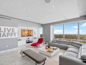 1425 Brickell Ave in Miami, FL - Foto de edificio - Building Photo