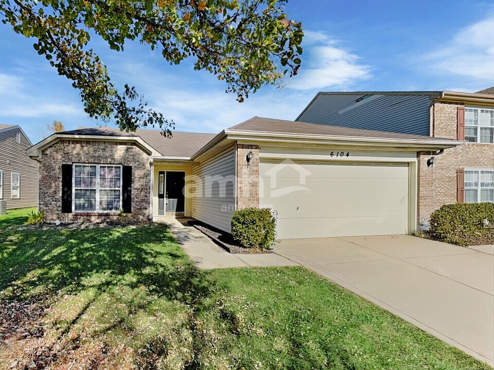 6104 Lake Freeman Dr in Indianapolis, IN - Foto de edificio