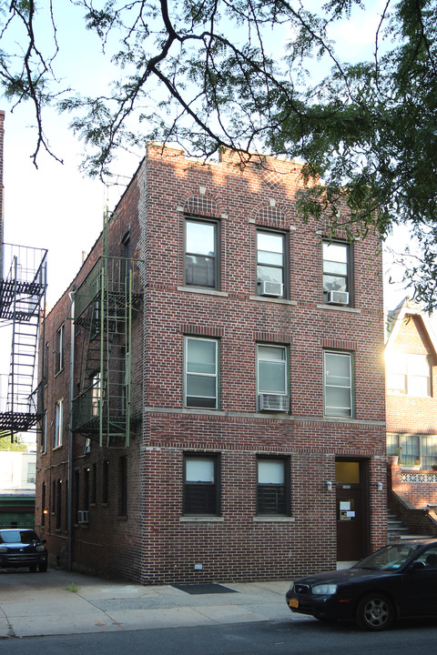 39-28-39-30 58th St in Woodside, NY - Building Photo