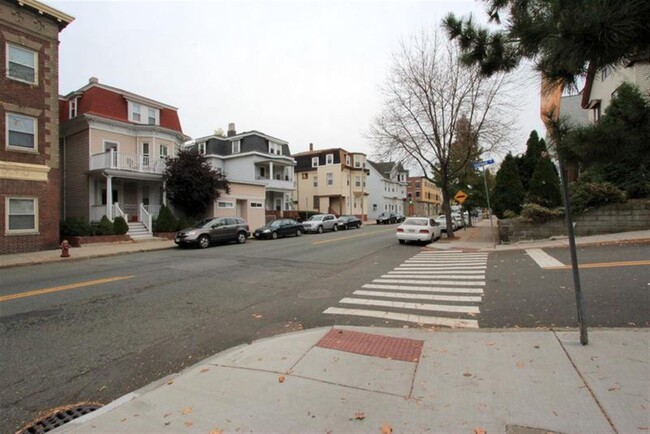 278 Highland Ave, Unit 2L in Somerville, MA - Foto de edificio - Building Photo