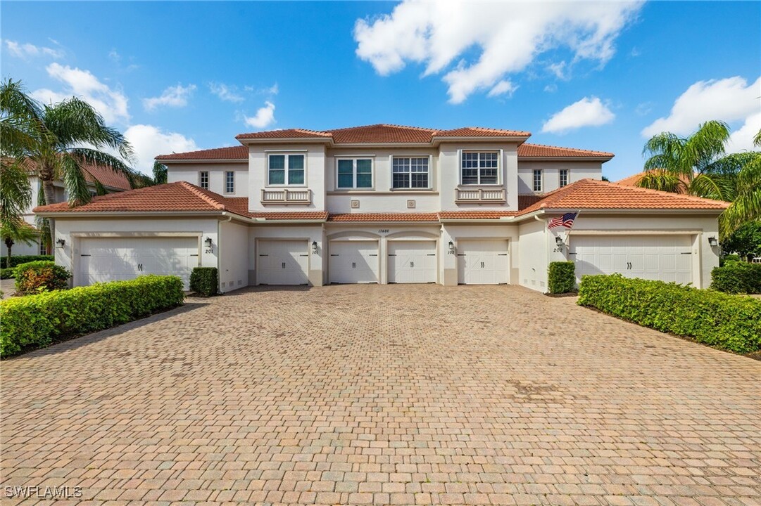 17486 Old Harmony Dr in Ft. Myers, FL - Foto de edificio