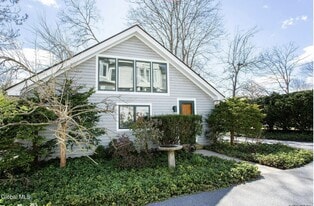 586 N Broadway in Saratoga Springs, NY - Building Photo