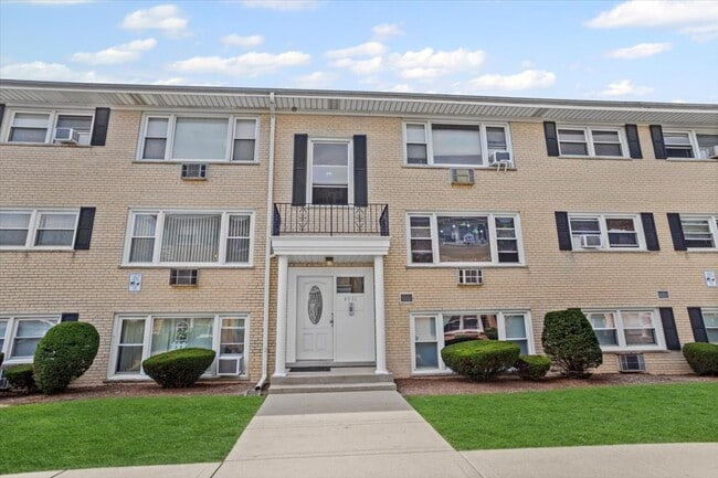 property at 4931 N East River Rd