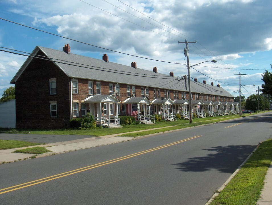 Townhomes at Veterans Park in Sayreville, NJ - Building Photo