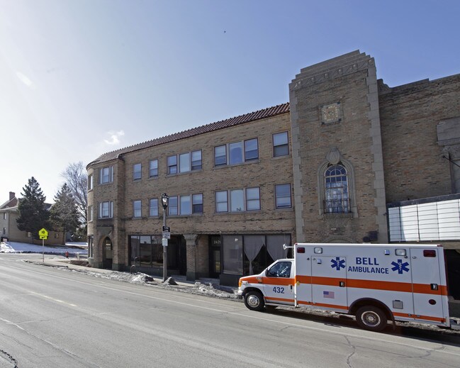 2483 S Kinnickinnic Ave in Milwaukee, WI - Foto de edificio - Building Photo