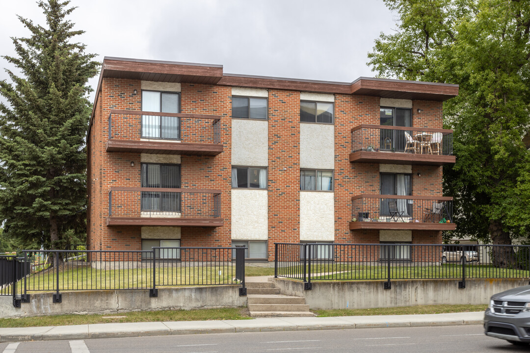 Moon Manor in Red Deer, AB - Building Photo