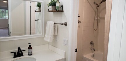 631 Oak Run Trl, Unit 310 in Oak Park, CA - Building Photo - Building Photo