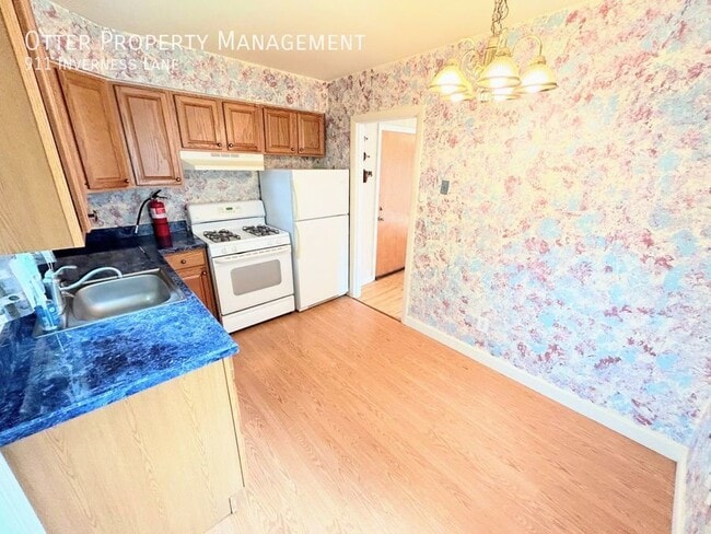 property at 911 Inverness Ln