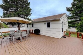 135 Holly Rd in South Kingstown, RI - Building Photo - Building Photo