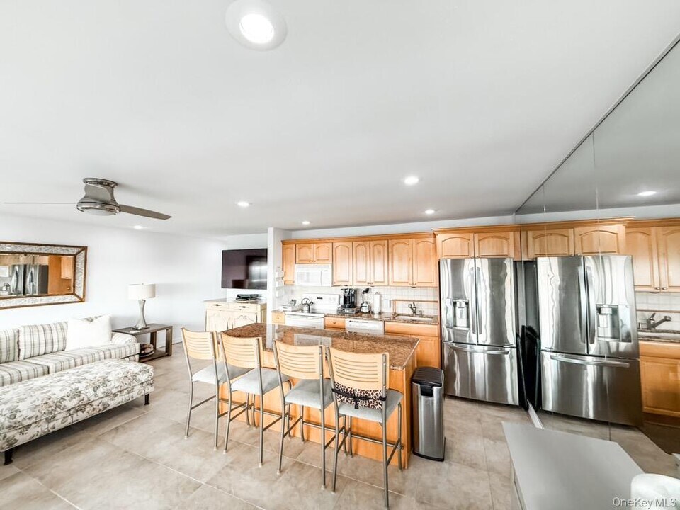 261 Dune Rd in Westhampton Beach, NY - Building Photo