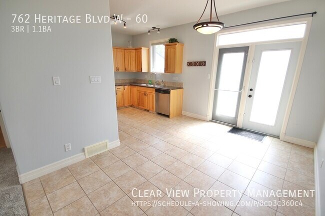 762 Heritage Blvd W in Lethbridge, AB - Building Photo - Building Photo