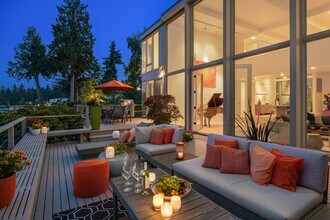 7226 N Mercer Way in Mercer Island, WA - Building Photo - Building Photo