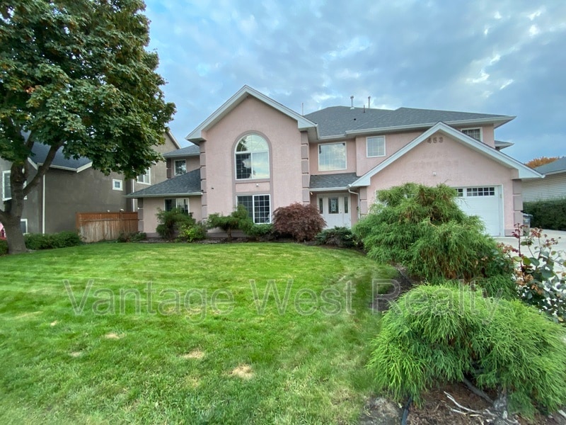 453-453 Morrison Ave in Kelowna, BC - Building Photo