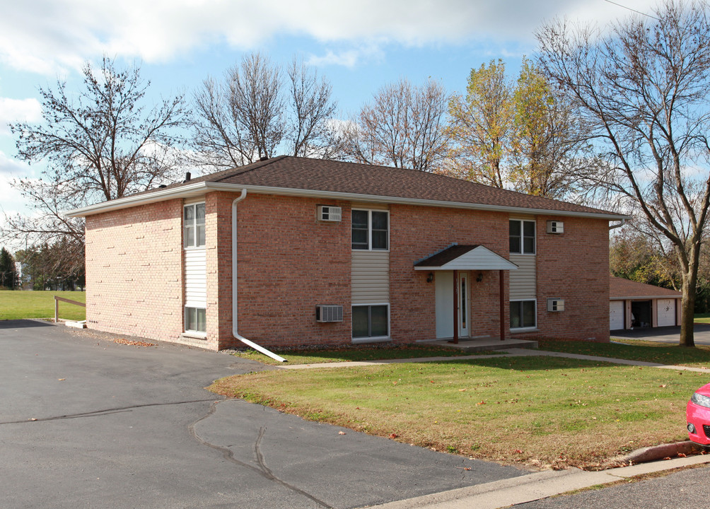 1215-1325 Henry St in Prescott, WI - Foto de edificio