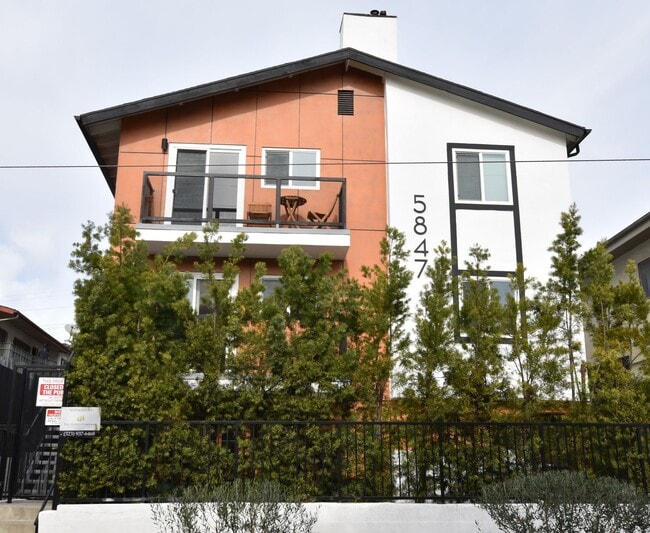 5847 Willoughby Ave in Los Angeles, CA - Foto de edificio - Building Photo