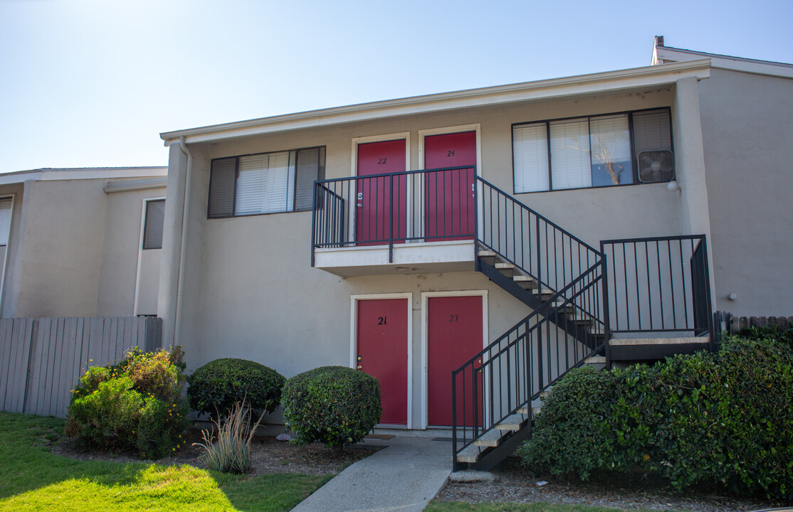 350 S Steckel Dr in Santa Paula, CA - Building Photo