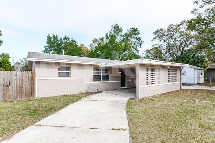 9331 Forest Hills Dr in Tampa, FL - Foto de edificio