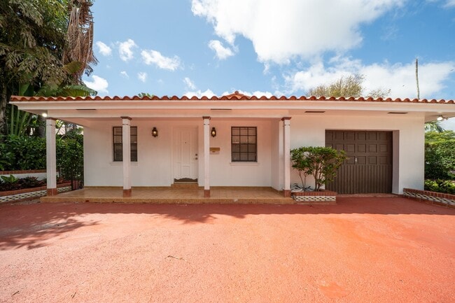 1550 S Greenway Dr in Coral Gables, FL - Building Photo - Building Photo