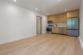 11004 Hortense St in North Hollywood, CA - Building Photo - Building Photo