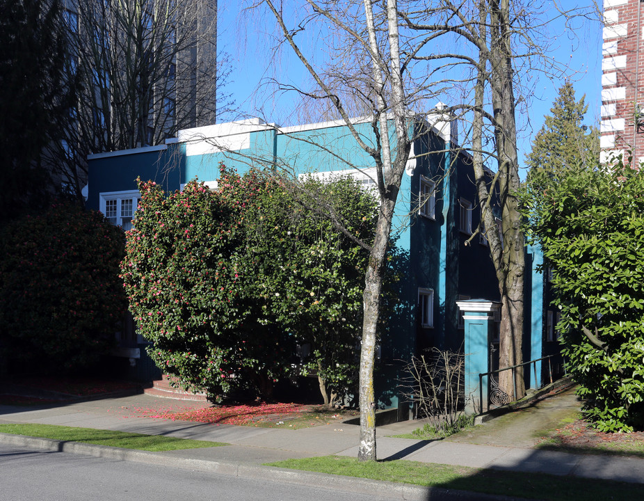 1325 Pendrell St in Vancouver, BC - Building Photo