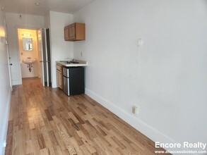 1067 Beacon St, Unit 4 in Brookline, MA - Building Photo - Building Photo