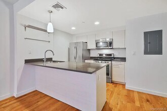 106-20 70th Ave in Queens, NY - Foto de edificio - Building Photo