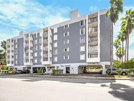 1010 NW 11th St, Unit 206 in Miami, FL - Building Photo