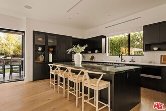 5988 W 76th St in Los Angeles, CA - Foto de edificio - Building Photo