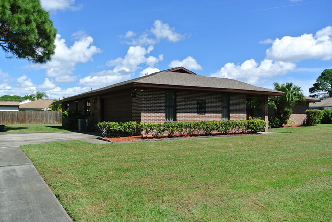 321 Huntsville St NE in Palm Bay, FL - Building Photo - Building Photo