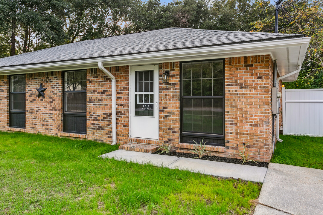 7221 Putter Ln in Milton, FL - Building Photo