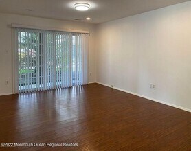 407 Hampton Ct in Englishtown, NJ - Building Photo - Building Photo