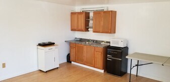 428 Poplar Ave, Unit 428 B in Manteca, CA - Building Photo