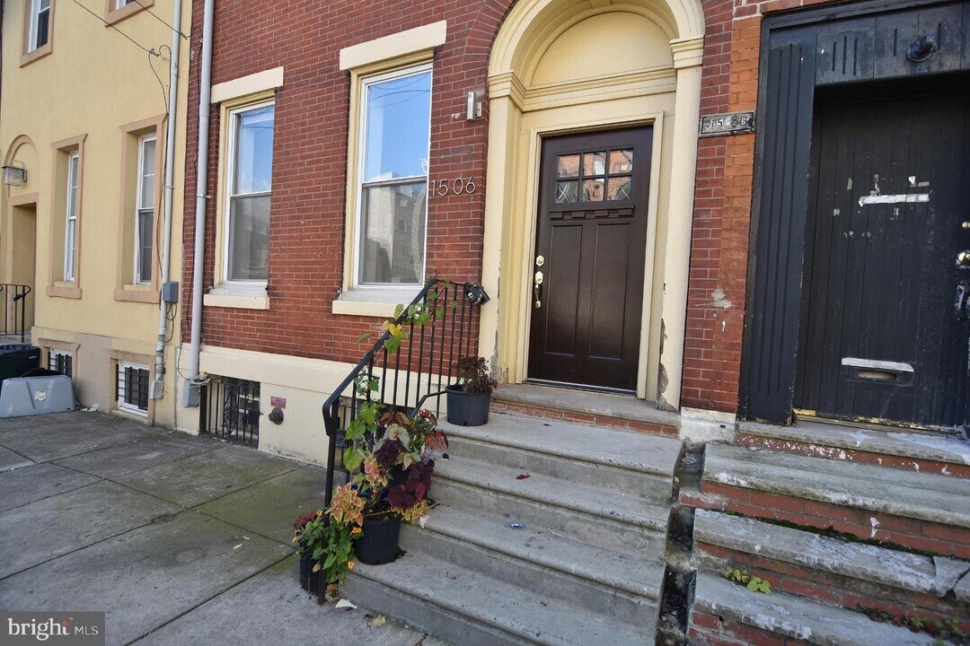 1506 Brown St-Unit -1ST FLOOR in Philadelphia, PA - Building Photo
